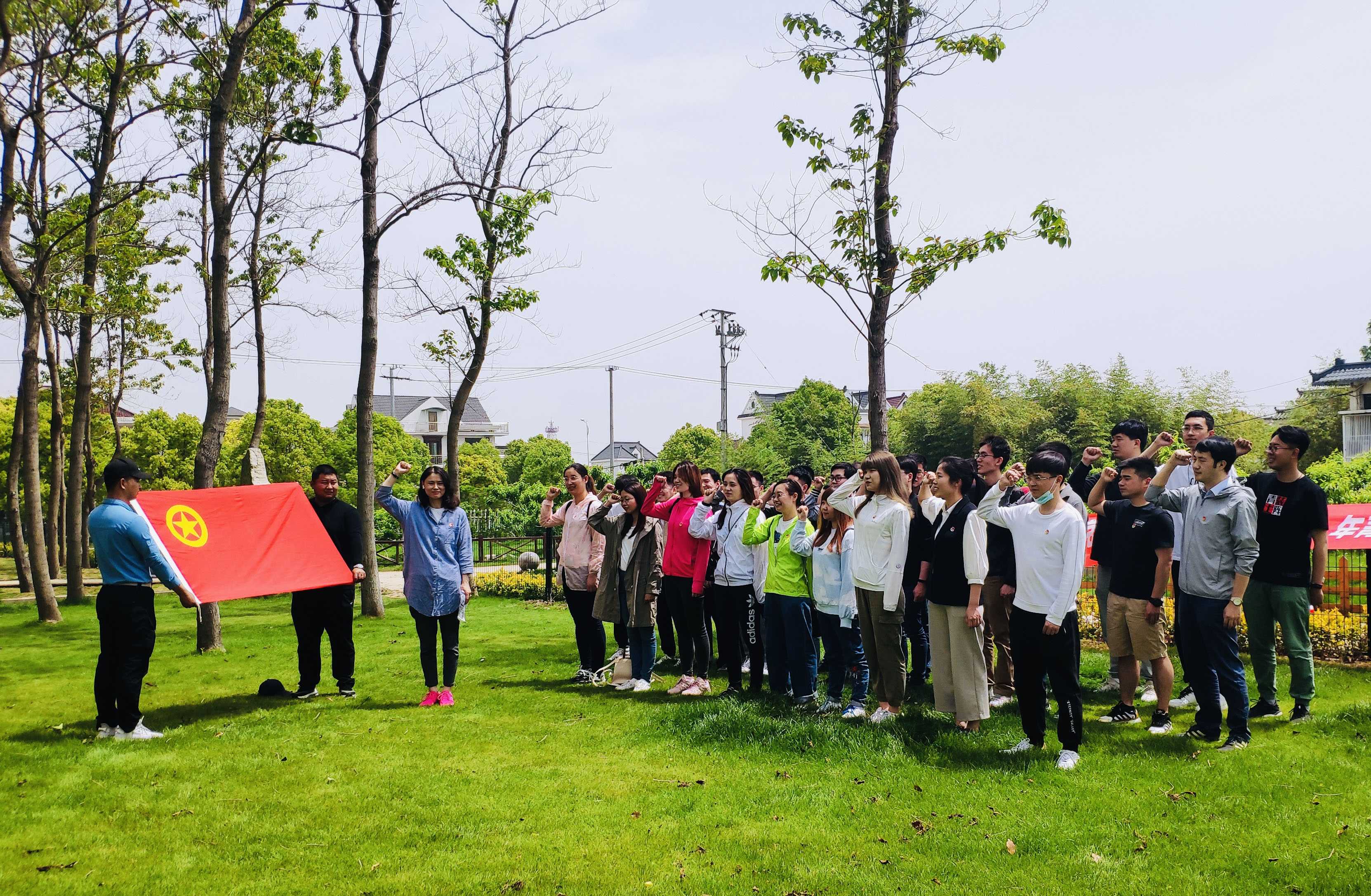 1642055807799358.jpg 4.2.团员青年们重温入团誓词.jpg